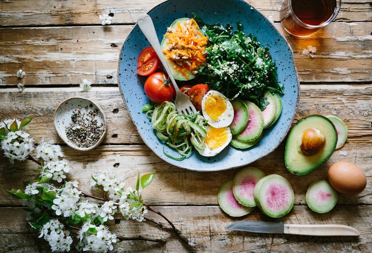 Dieta keto para principiantes - plato con alimentos saludables bajos en carbohidratos